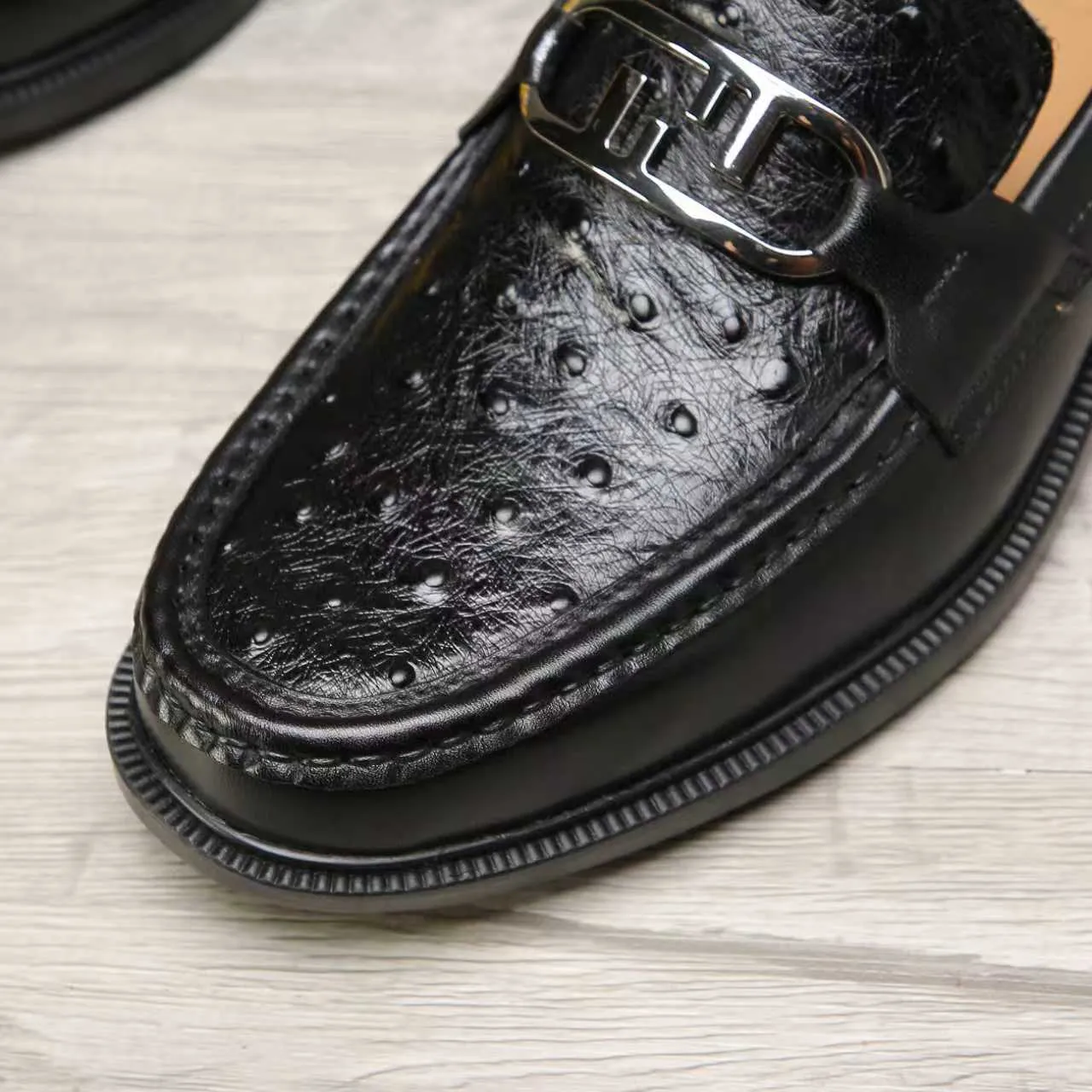 ​Men's shoes 💰 500 💰 Water dyed cowhide 🆘 The latest FENDI ( Fendi ) new casual leather shoes 🕶️🕶️ Simple routing effect, showing an elegant and cool driving shoe 🎬Made of Italian 🇮🇹 imported calfskin + first-layer water-dyed cowhide lining🐂Excellent material🎬Detailed workmanship 🤗Comfortable foot feel➰➰. ​Pair it with any outfit to show your taste and temperament, low-key luxury ♻️Design ​simple and elegant ​noble and fashionable 🍃​Very loved and favored by trendy men 💓❤️Size: 38-44 2⃣️colors available